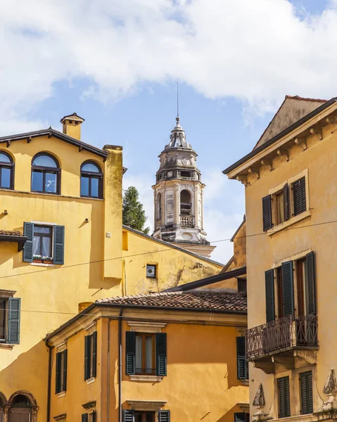 Βερόνα Ιταλία Απριλίου 2019 Τυπικές Αρχιτεκτονικές Λεπτομέρειες Μιας Πρόσοψης Του — Φωτογραφία Αρχείου