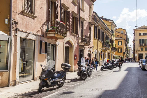 2019年4月24日 意大利维罗纳 美丽的街道 在老城区有一个典型的建筑群 摩托车和摩托车停在人行道附近 — 图库照片