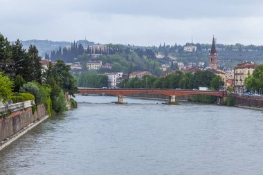Verona, İtalya, 24 Nisan 2019 tarihinde. Doğal şehir manzarası. Adige Nehri ve dolguları.