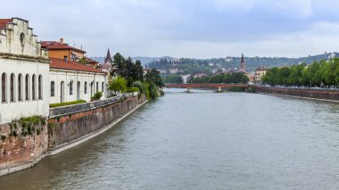 Verona, İtalya, 24 Nisan 2019 tarihinde. Doğal şehir manzarası. Adige Nehri ve dolguları.