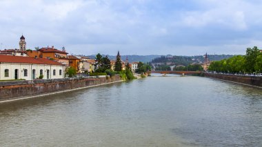 Verona, İtalya, 24 Nisan 2019 tarihinde. Doğal şehir manzarası. Adige Nehri ve dolguları.