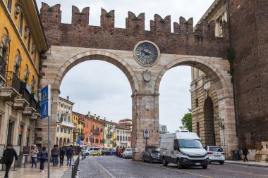 Verona, İtalya, 25 Nisan 2019 tarihinde. Portoni della Bra antik şehir kapısı (15. yüzyıl) 