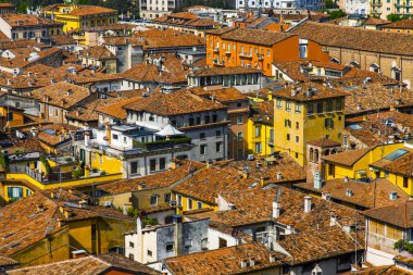Verona, İtalya, 24 Nisan 2019 tarihinde. Torre dei Lamberti bir kule üzerinde bakış açısından şehir manzarası hava