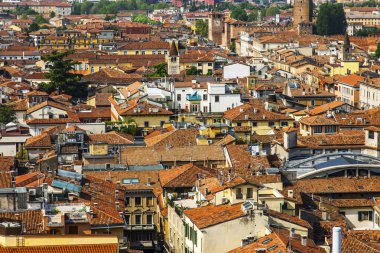 Verona, İtalya, 24 Nisan 2019 tarihinde. Torre dei Lamberti bir kule üzerinde bakış açısından şehir manzarası hava
