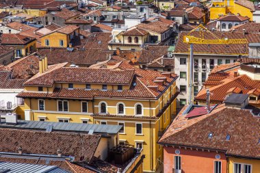 Verona, İtalya, 24 Nisan 2019 tarihinde. Torre dei Lamberti bir kule üzerinde bakış açısından şehir manzarası hava