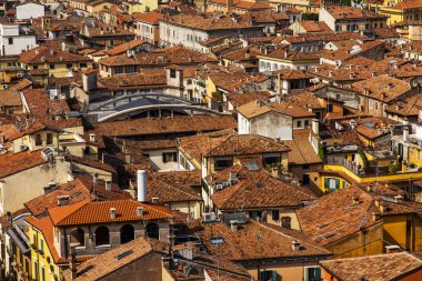 Verona, İtalya, 24 Nisan 2019 tarihinde. Torre dei Lamberti bir kule üzerinde bakış açısından şehir manzarası hava