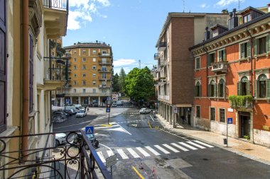 Verona, İtalya, 24 Nisan 2019 tarihinde. geleneksel bir mimari kompleksi ile güzel sokak