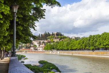 Verona, İtalya, 25 Nisan 2019 tarihinde. Adige nehir kıyısında aynı adı taşıyan tepeüzerinde Castel San Pietro antik kale