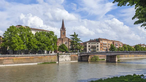 Verona Italien April 2019 Malerischer Panoramablick Auf Den Fluss Adige — Stockfoto