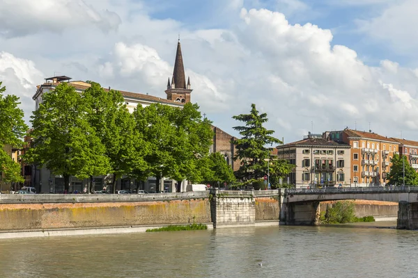 Werona Włochy Kwietnia 2019 Malowniczy Panoramiczny Widok Rzekę Adyga Jego — Zdjęcie stockowe