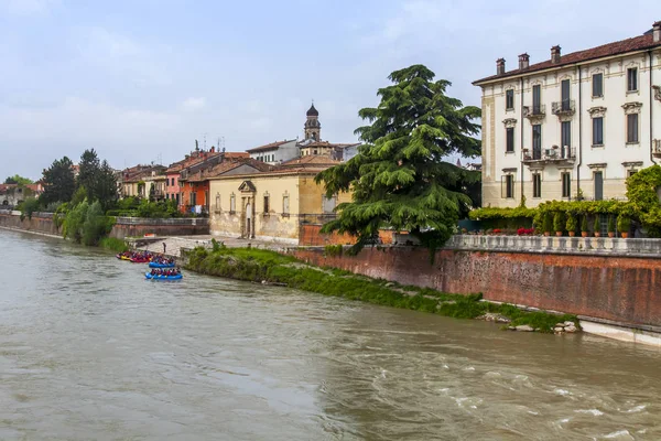 Verona, İtalya, 24 Nisan 2019 tarihinde. Adige Nehri'nin ve setlerinin panoramik manzarası.