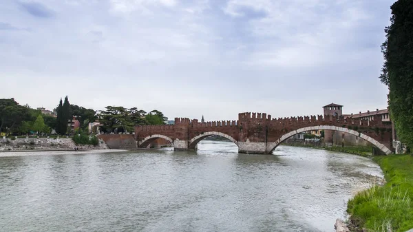 Verona Talya Nisan 2019 Tarihinde Adige Nehri Ponte Scaligero Köprüsü — Stok fotoğraf