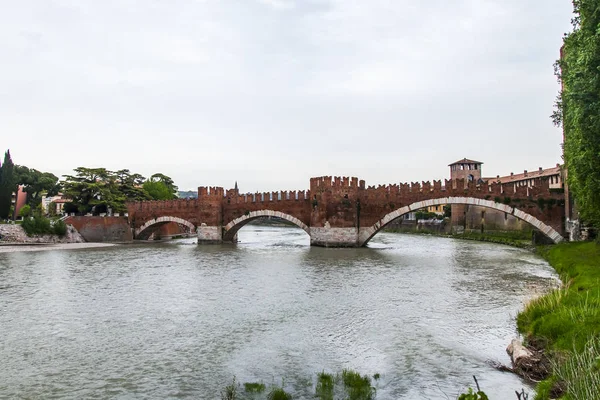 Verona Italien April 2019 Malerischer Panoramablick Auf Den Fluss Adige — Stockfoto