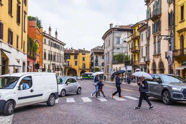 Verona Italia Abril 2019 Gente Por Calle Ciudad Ciudad Vieja — Foto de Stock