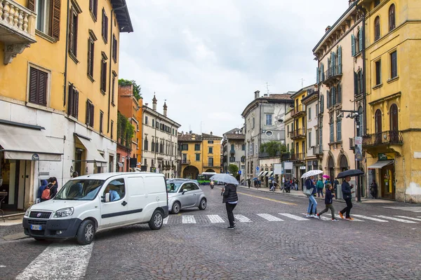 Verona Italia Abril 2019 Gente Por Calle Ciudad Ciudad Vieja — Foto de Stock