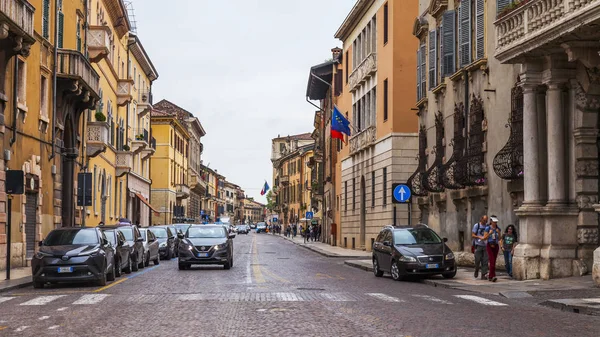 Verona Itália Abril 2019 Pessoas Vão Longo Rua Cidade Velha — Fotografia de Stock