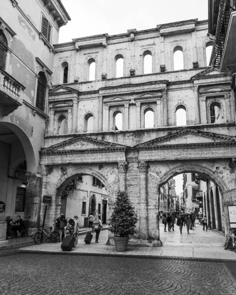 Verona Itálie Dubna 2019 Starověká Městská Brána Porta Borsari Lidé — Stock fotografie