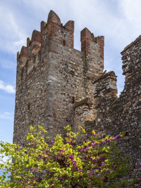 Sirmione, İtalya, 27 Nisan 2019 tarihinde. Antik Scaligero Kalesi taş kale, şehrin ana konumlar biri parçası