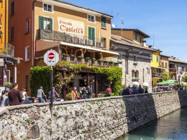 Sirmione, İtalya, 27 Nisan 2019 tarihinde. Garda Gölü dolgu panoraması