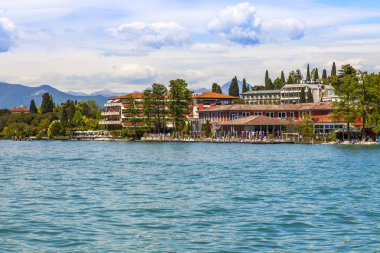 Sirmione, İtalya, 27 Nisan 2019 tarihinde. Garda Gölü dolgu panoraması