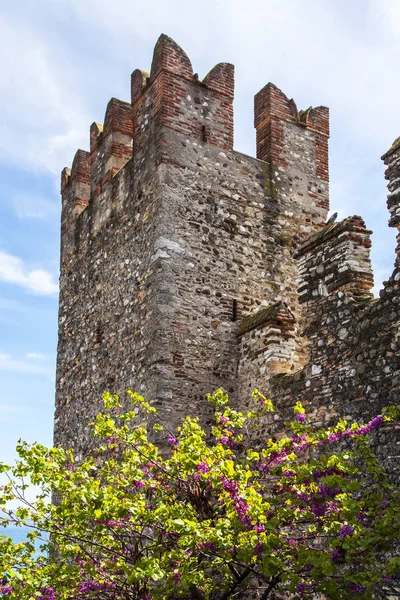 Sirmione, İtalya, 27 Nisan 2019 tarihinde. Antik Scaligero Kalesi taş kale, şehrin ana konumlar biri parçası