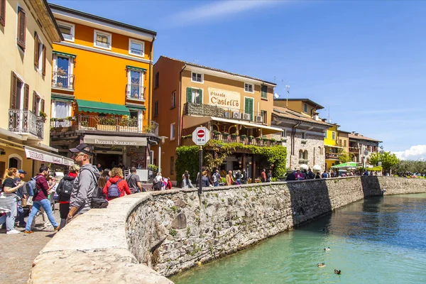 Sirmione Włochy Kwietnia 2019 Panorama Nasypu Jeziora Garda — Zdjęcie stockowe