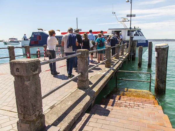 Sirmione Italia Abril 2019 Pasajeros Cerca Terminal Del Ferry —  Fotos de Stock
