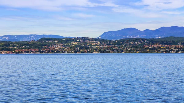Panorama Pintoresca Costa Del Lago Garda —  Fotos de Stock