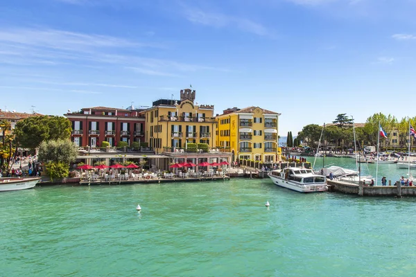 Sirmione Italien Den April 2019 Den Pittoreska Strand Stranden Gardasjön — Stockfoto