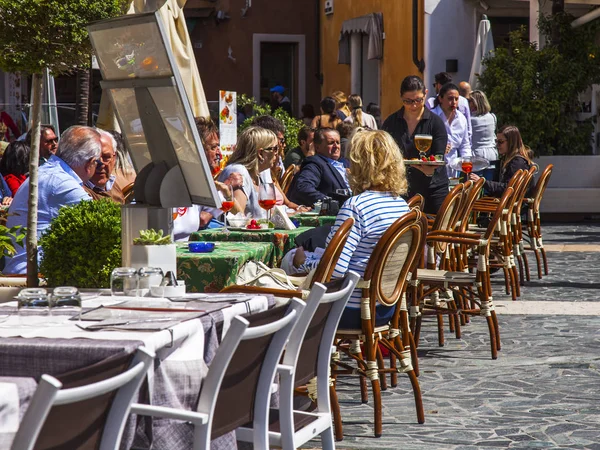 Sirmione Italy April 2019 People Eat Have Rest Tables Street — Stock Photo, Image