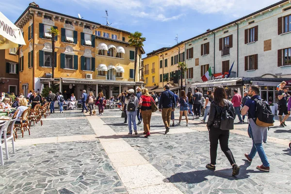 Sirmione Italia Abril 2019 Vista Urbana Gente Largo Plaza Orilla — Foto de Stock