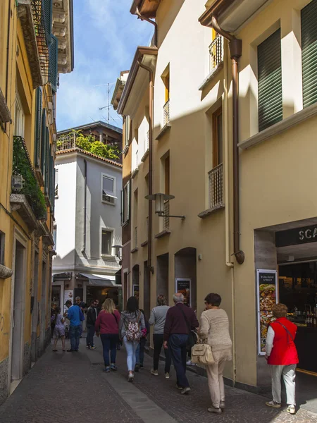Sirmione Italy April 2019 Urban View People Street Bank Lake — Stock Photo, Image