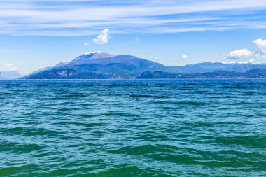 Garda Gölü'nün pitoresk sahilinin panoraması