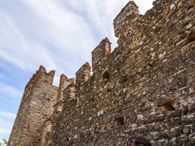 Sirmione, İtalya, 27 Nisan 2019 tarihinde. Antik Scaligero Kalesi taş kale, şehrin ana konumlar biri parçası