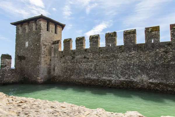 Σιρμιόνε Ιταλία Απριλίου 2019 Θραύσμα Από Αρχαίο Πέτρινο Κάστρο Του — Φωτογραφία Αρχείου