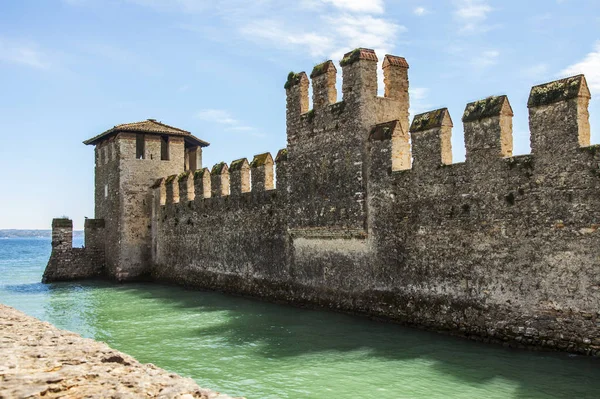 Σιρμιόνε Ιταλία Απριλίου 2019 Θραύσμα Από Αρχαίο Πέτρινο Κάστρο Του — Φωτογραφία Αρχείου