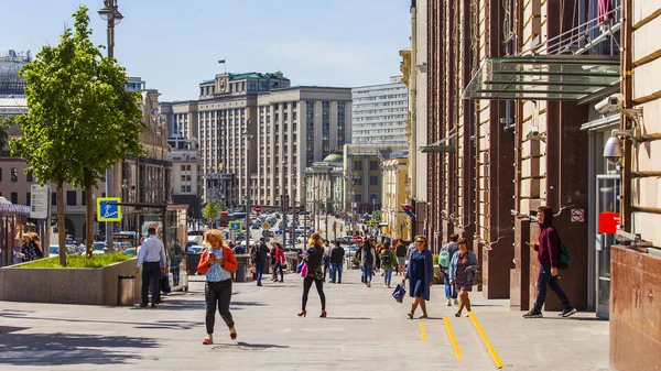 Moskova Rusya Mayıs 2019 Nsanlar Arabalar Okhotny Ryad Street Boyunca — Stok fotoğraf