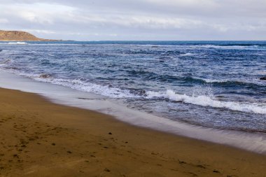 Okyanus kıyısında bir sörf pitoresk hattı