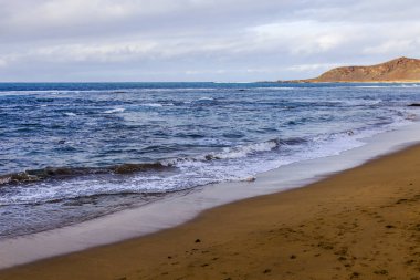 Okyanus kıyısında bir sörf pitoresk hattı