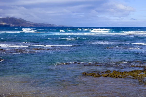 Okyanus Kıyısında Bir Sörf Pitoresk Hattı — Stok fotoğraf