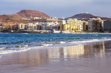 Las Palmas de Gran Canaria, İspanya, 6 Ocak 2018 üzerinde. Kış Güneşi Playa de Las Canteras beach Atlantik Okyanusu ve güzel dolgu banka üzerinde ışıklar.