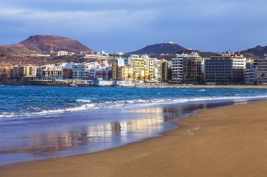 Las Palmas de Gran Canaria, İspanya, 6 Ocak 2018 üzerinde. Kış Güneşi Playa de Las Canteras beach Atlantik Okyanusu ve güzel dolgu banka üzerinde ışıklar.