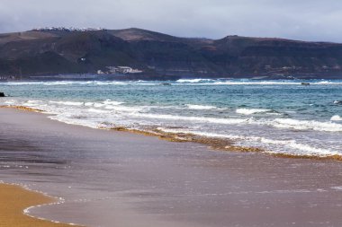 Okyanus kıyısında bir sörf pitoresk hattı