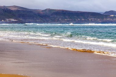 Okyanus kıyısında bir sörf pitoresk hattı