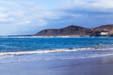 Okyanus kıyısında bir sörf pitoresk hattı