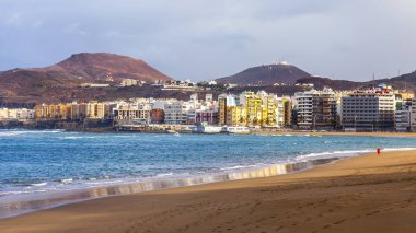 Las Palmas de Gran Canaria, İspanya, 6 Ocak 2018 üzerinde. Kış Güneşi Playa de Las Canteras beach Atlantik Okyanusu ve güzel dolgu banka üzerinde ışıklar.