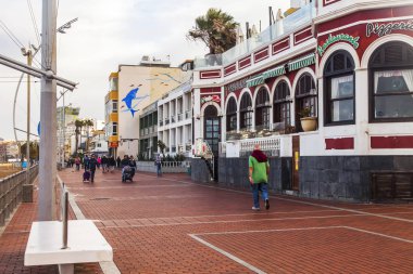 Las Palmas de Gran Canaria, İspanya, 6 Ocak 2018 üzerinde. Playa de Las Canteras plaja yakın dolgu yürüyüşte insanlar Kış Güneşi ile yaktı.