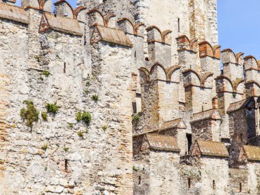 Sirmione, İtalya, 27 Nisan 2019 tarihinde. Antik Scaligero Kalesi taş kale, şehrin ana konumlar biri parçası