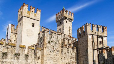 Sirmione, İtalya, 27 Nisan 2019 tarihinde. Antik Scaligero Kalesi taş kale, şehrin ana konumlar biri parçası