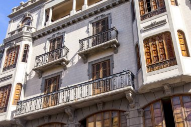 Las-Palmas de Gran Canaria, İspanya, 5 Ocak 2018. Güneş, takımadalar için tipik bir mimari bina cephesi, ışıklar